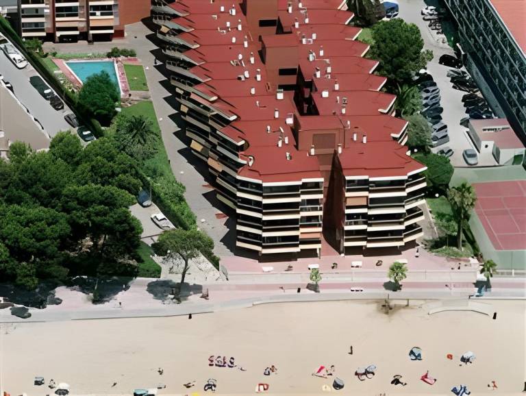 Beautiful rental apartment with yard, patio & pool | Next to the beach | Pet-friendly in Cambrils