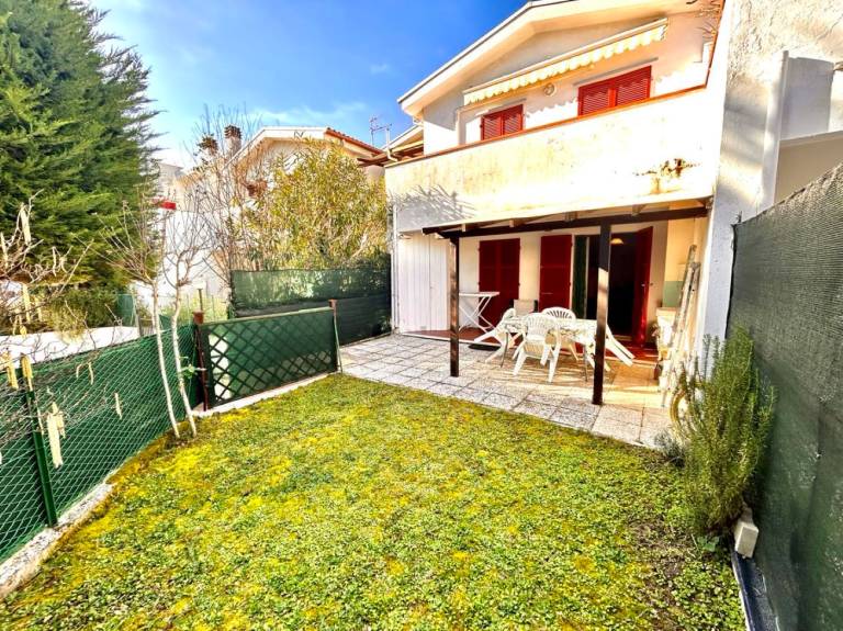 Holiday apartment with garden in Sirolo