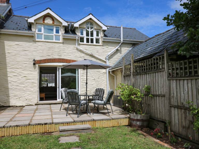 Cottage with yard — photo 4