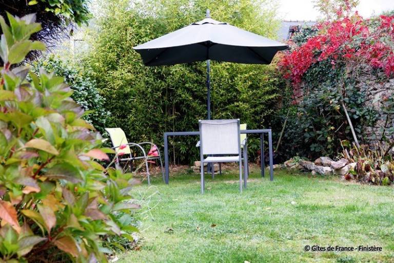 Gite with grill, yard & terrace — photo 2