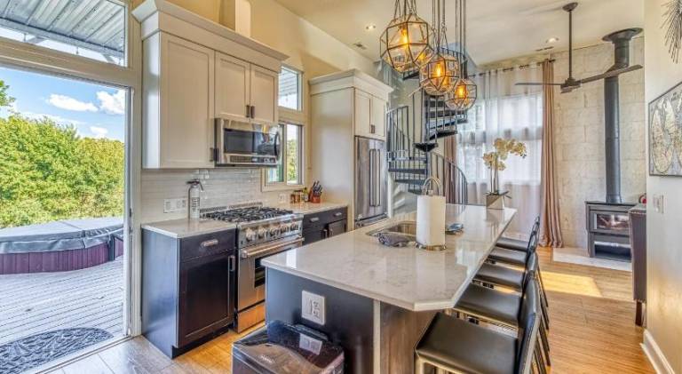 Fully equipped lovely vacation home with hot tub, barbecue & patio | Beach nearby | Perfect for remote work | Dogs allowed — photo 2