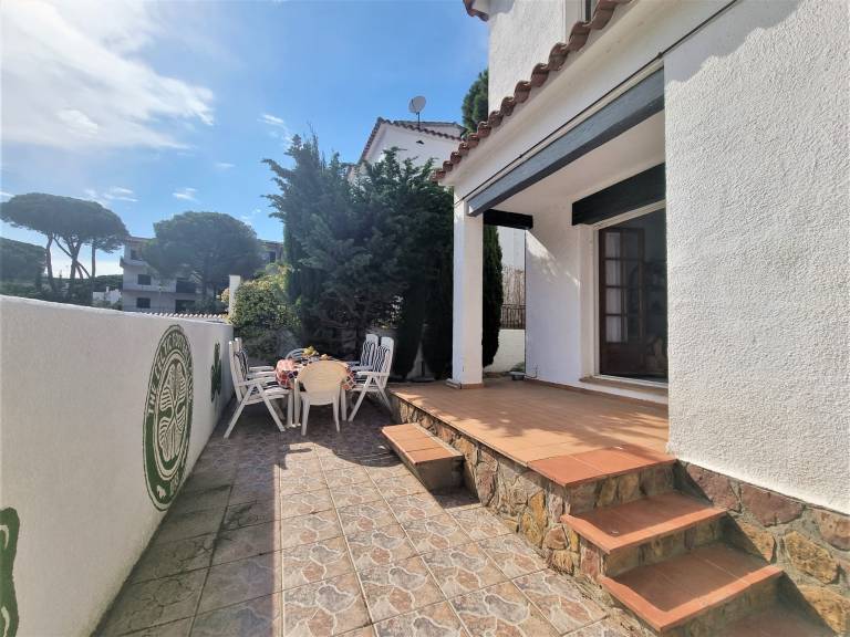 Fully equipped lovely villa with garden, patio & grill | Next to the beach | Pets allowed — photo 3