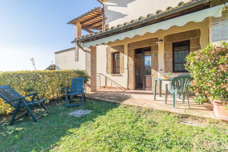 Il Poderaccio Agri-relais: Girasole: Accogliente appartamento con Giardino e Piscina Condivisa in Bolsena