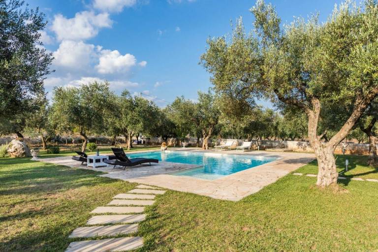 Villa with private pool, BBQ & patio — photo 3