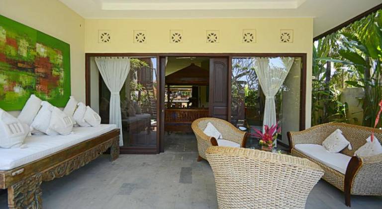 Villa with pool — photo 4