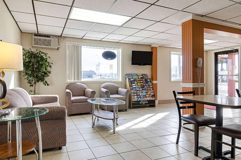 Econo Lodge Hays I-70 — photo 3