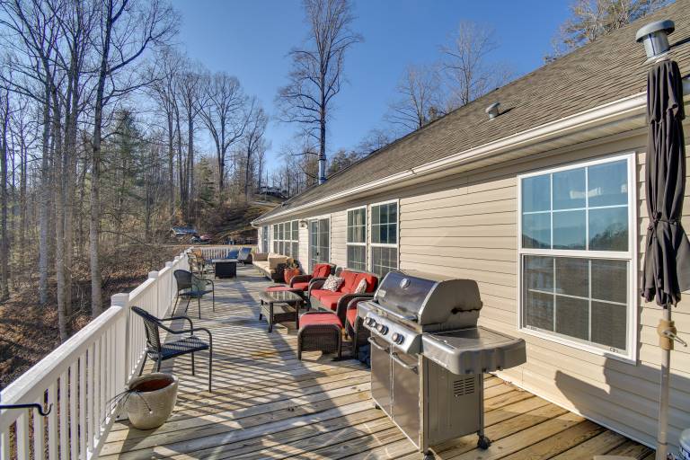 Private Hot Tub! Getaway on Smith Mountain Lake — photo 2