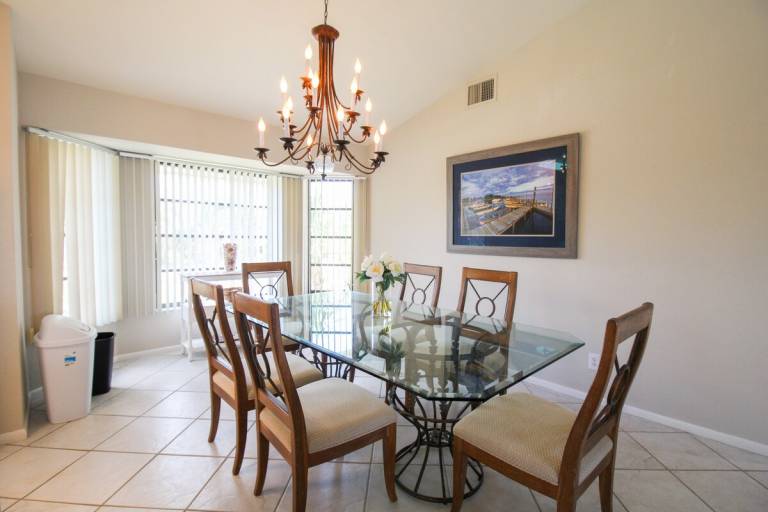 Spacious 3/2 pool home on Sanibel Island - 10 min walk to beach - Lily Pad — photo 3