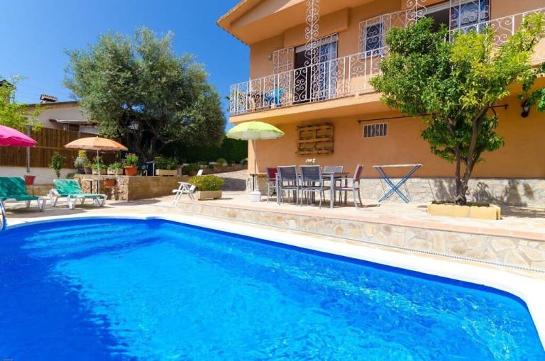 Family-friendly wonderful villa with barbeque, patio & private pool | Pool view | Pets are welcome — photo 2