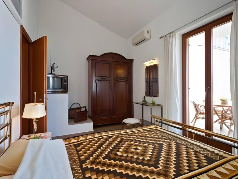 Family-friendly serviced apartment with terrace, yard & pool | Pets allowed — photo 2
