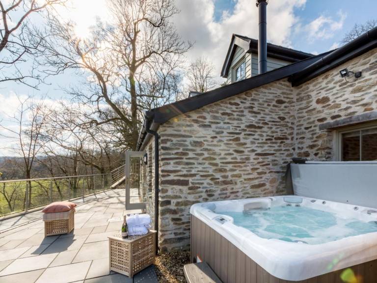 Cottage with jacuzzi & yard | Water view in Carmarthen