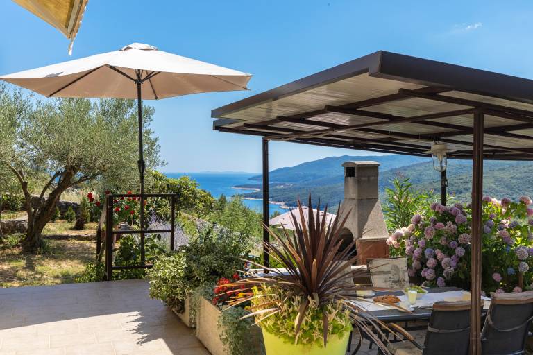 Vacation home with grill, terrace & pool | Sea view — photo 4