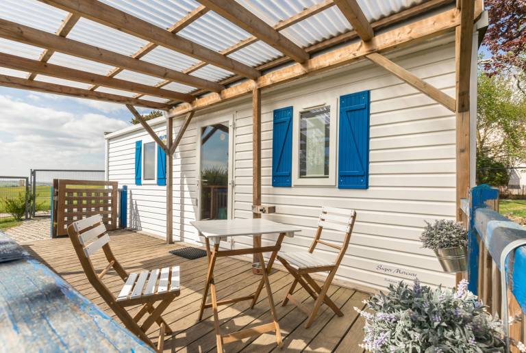 Rental apartment with patio, yard & BBQ | Mountain view — photo 2