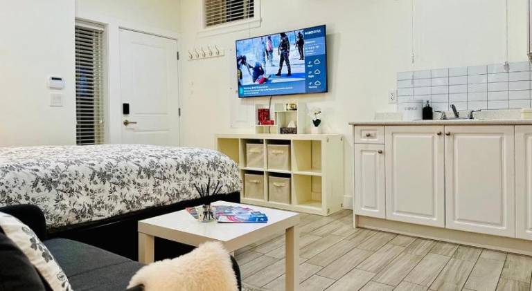 Guest Studio Perfect for 2 Skytrain to Downtown & Airport