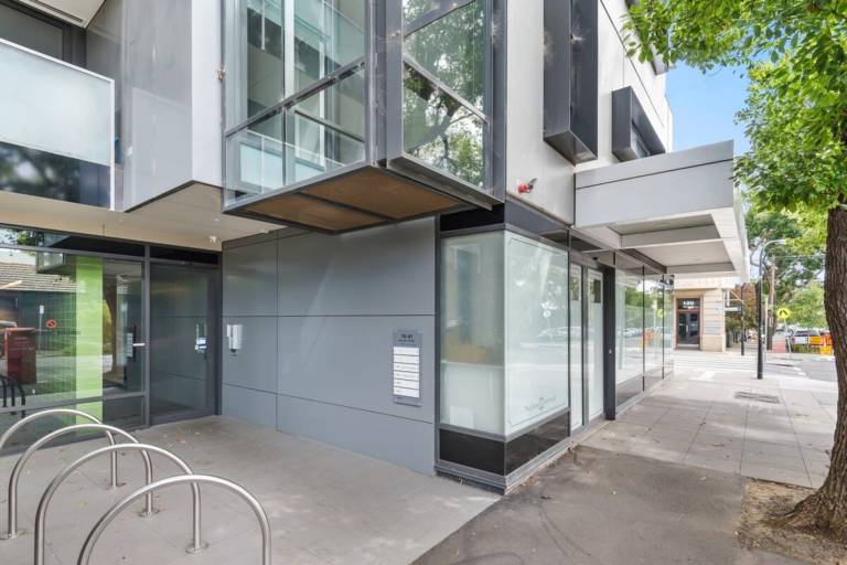 Pristine 1 Bed Apartment near Local Cafes