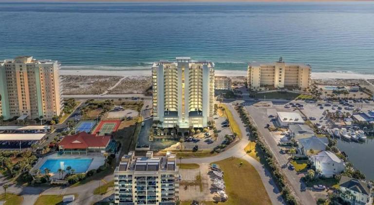 Beautiful apartment with jacuzzi & pool | Beach nearby | Pets are welcome in Pensacola, FL
