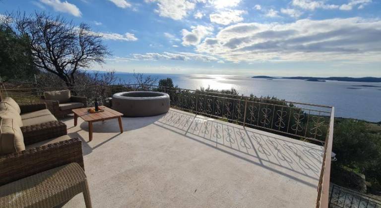 Villa with jacuzzi, patio & BBQ | Perfect for remote work | Pets allowed — photo 4