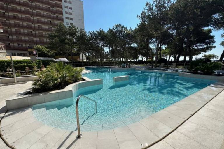 Studio with pool, garden & patio | City view — photo 3