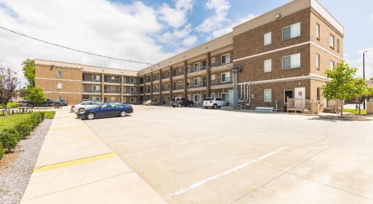 Condo Near Downtown WALK to restaurants, bars & music — photo 4