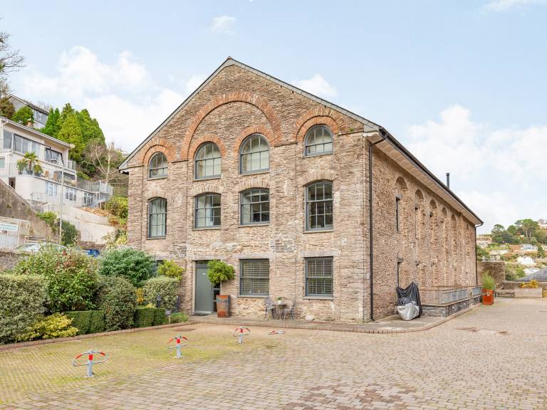 Apartment with garden in Dartmouth