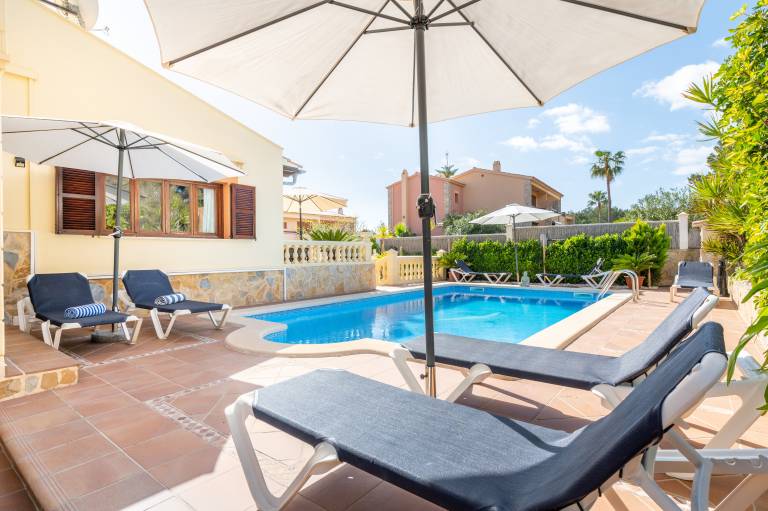 Air-Conditioned Country House with Wi-Fi, Pool, Garden, Terrace & Balcony — photo 3