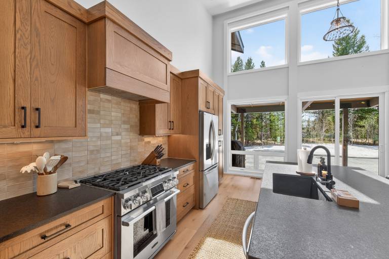 Summit House- new home, sleeps 16, quiet neighborhood-, hot tub, pet friendly — photo 5