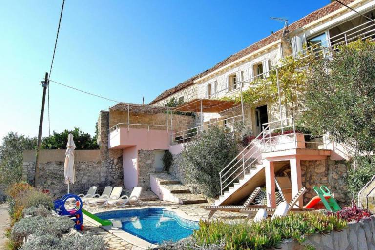 Villa with patio, pool & barbecue | Sea view — photo 3