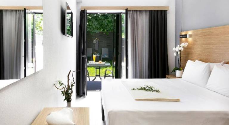 Serviced apartment with yard in Skiathos