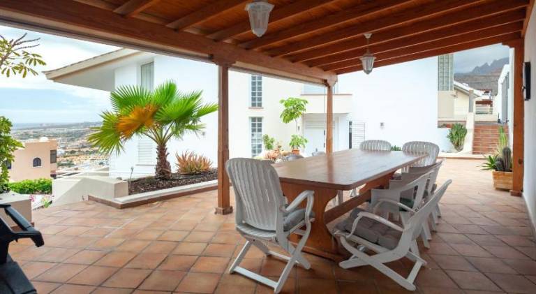 Villa with pool — photo 4