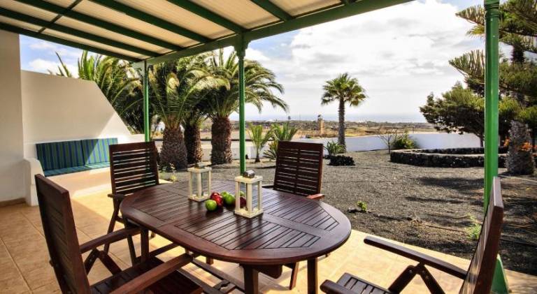 Villa with BBQ, patio & private pool — photo 3