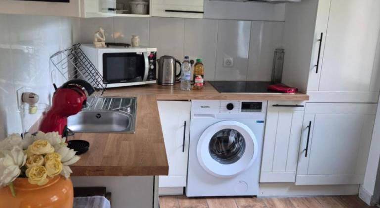 Fully equipped holiday apartment with patio, private pool & grill | Perfect for remote work | Dogs allowed in Creteil