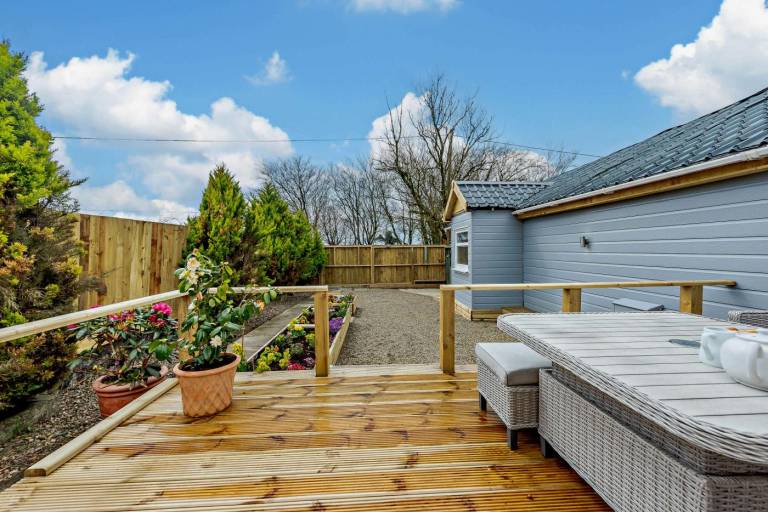 Wonderful rental apartment with garden, barbecue & hot tub | Pets allowed in Carmarthen
