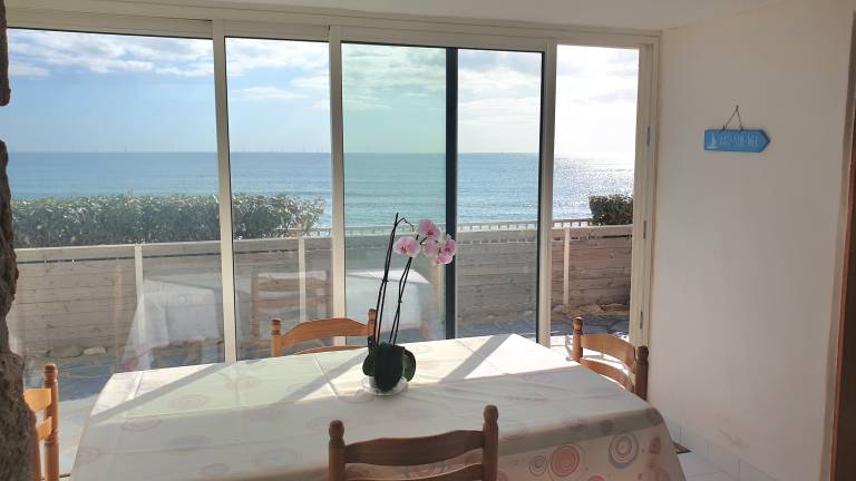 Family-oriented vacation home with patio, yard & barbeque | Sea view | Next to the beach | Pet-friendly — photo 2