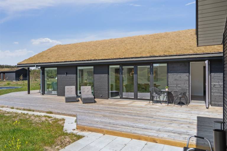 House with barbeque, terrace & jacuzzi — photo 2
