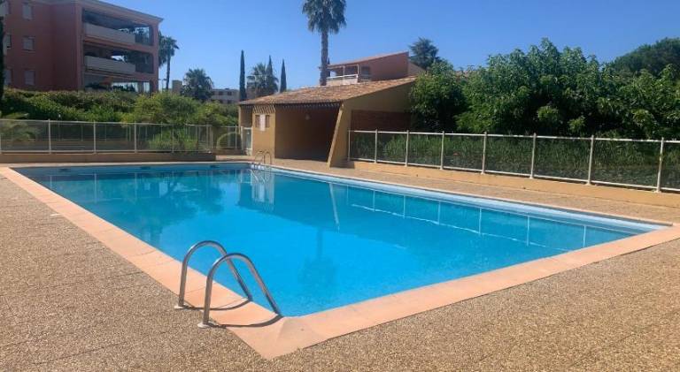 Apartment with garden, pool & terrace | Pets are welcome in Le Lavandou