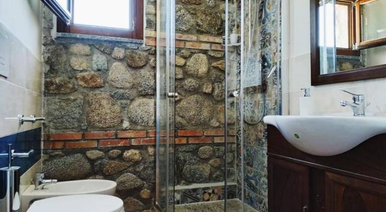 Charming serviced apartment with yard & patio | Pets allowed — photo 2