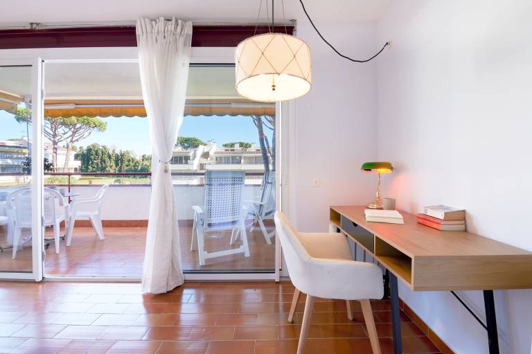 Apartment with garden, patio & pool — photo 4