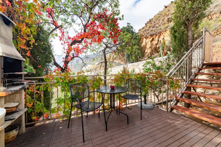 Family-friendly charming vacation home with grill, pool & hot tub | Garden view | Good for workation | Pet-friendly — photo 3