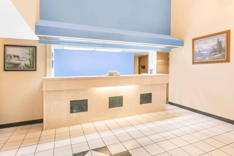 Days Inn & Suites by Wyndham Bentonville — photo 5