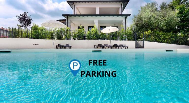 Rental apartment with yard, pool & terrace in Sirmione