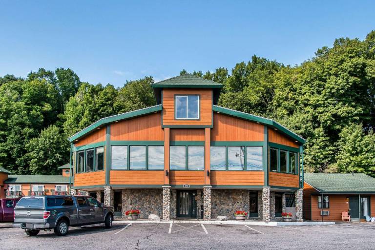 Econo Lodge Lakeview in Marquette, MI