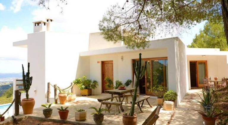 Villa with pool — photo 5