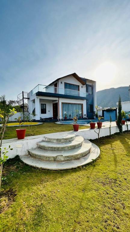 Villa with pool, yard & BBQ | Pet-friendly — photo 4