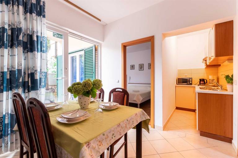 Rental apartment with patio in Sibenik