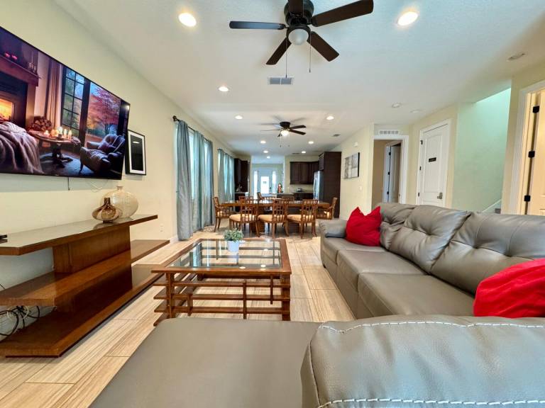 Fully equipped spacious vacation home with private pool, barbecue & hot tub | Pets are welcome — photo 4