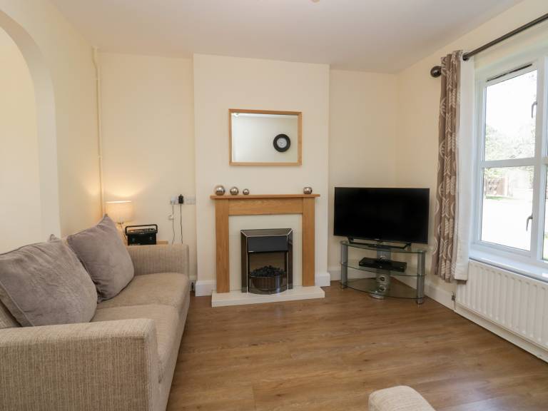Cottage with garden — photo 3