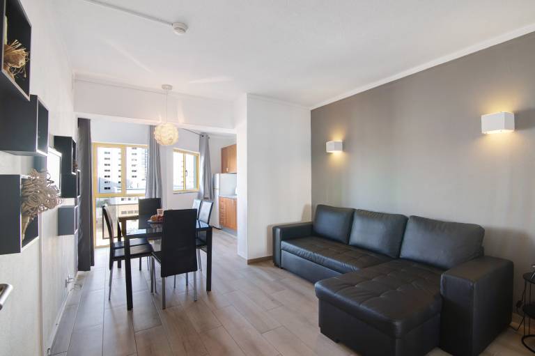 Apartment 'Apartamento Da Rocha I' with Shared Pool, Shared Terrace and Wi-Fi in Portimão