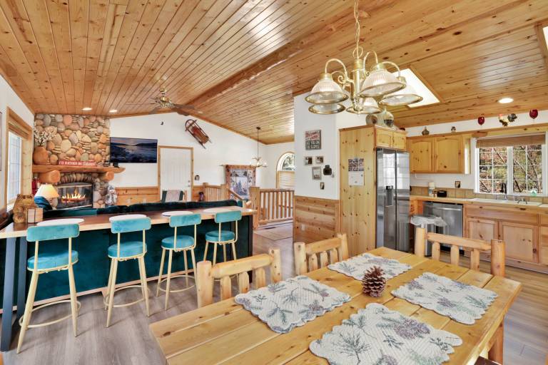 Cabin with grill, patio & jacuzzi | Mountain view — photo 5