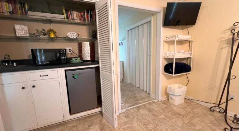 Private Guest Room 5 Min and less from FAMU, FSU, Downtown- TheDollHouse — photo 3