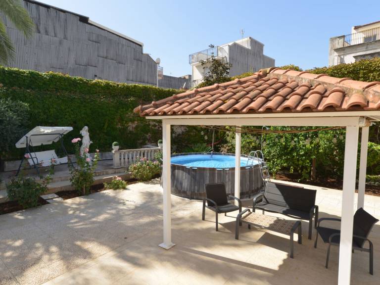 Family-friendly lovely villa with barbeque, yard & private pool | Pets allowed — photo 2